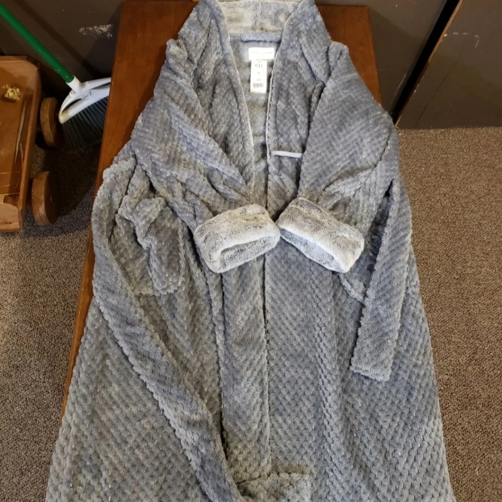 Robe - Picture 2 of 2
